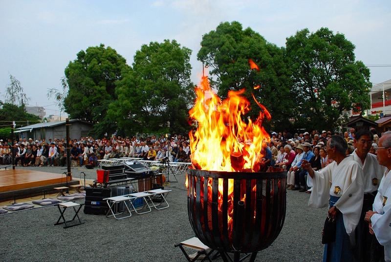 かがり火は岡本さんにお任せ