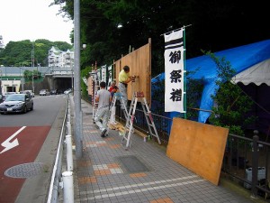 山車の花場も道路向きに