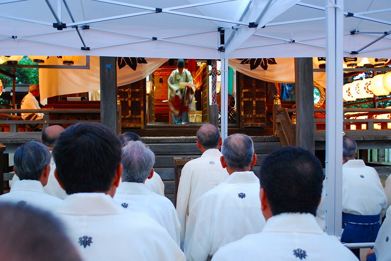 還御祭にて宮司舞
