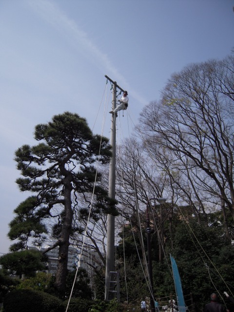 電柱での作業をして下さる山口さん 電柱での作業をして下さる山口さん