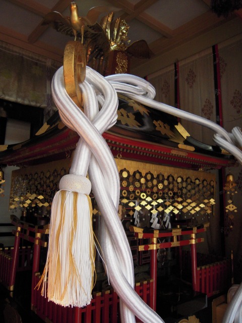 新調された神輿の天綱