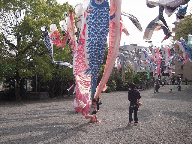 はしゃぐ子と見守る親