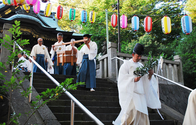 唐櫃（からひつ）に御霊が遷され・・・