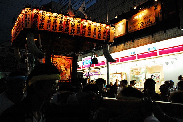 万灯神輿（まんどうみこし）渡御