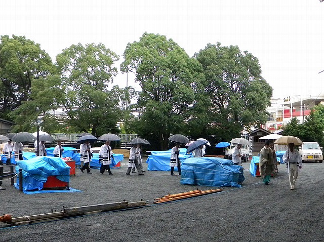 中止になった露店の間を参進