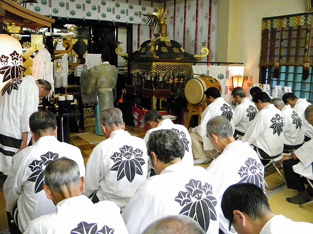 雨天により、総代は袴ではなく半纏着用に変更