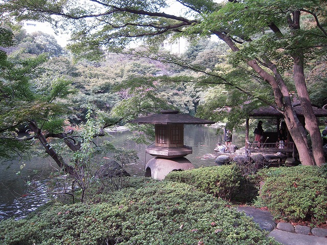 燈籠が八角形でした！八方園？