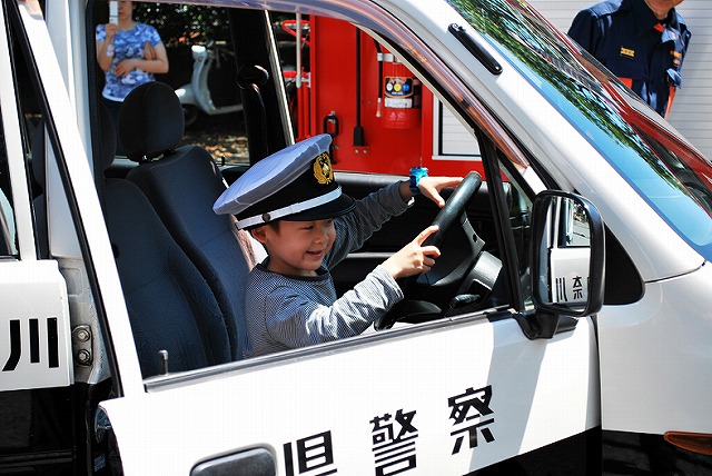 藤沢警察交通課のご協力で、ミニパトと帽子の貸し出し。