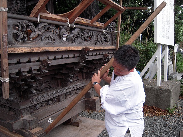 てこ棒で動かしているフリ・・・