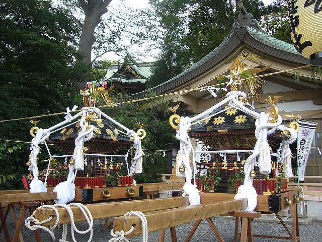 発輿祭前の神輿二基