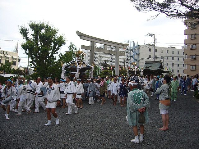 クライマックスの神輿宮入り