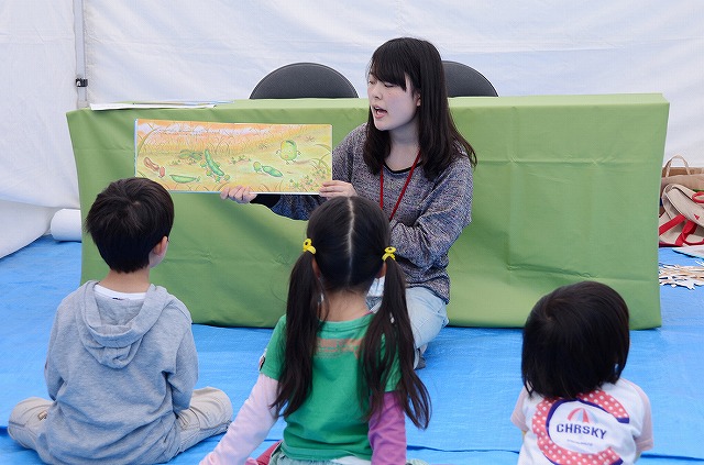 絵本読み聞かせ