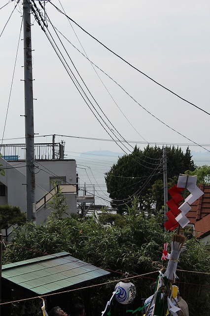 遠くに江の島が見える