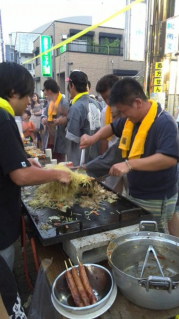 手伝う平野・遠藤