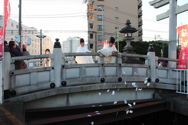 人形を白旗神社川へ