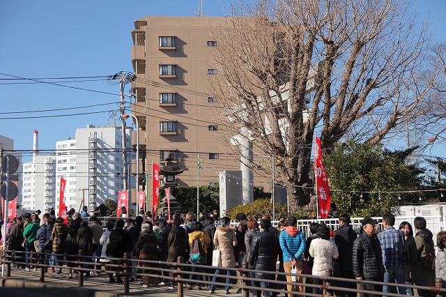 参拝を待つ善男善女