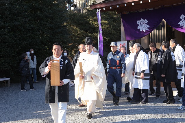 忌火を先頭に祭場へ参進