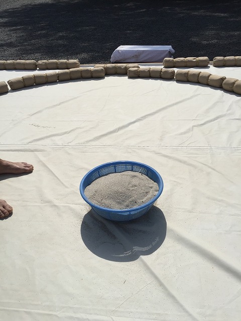 白砂を土俵に敷いていきます。