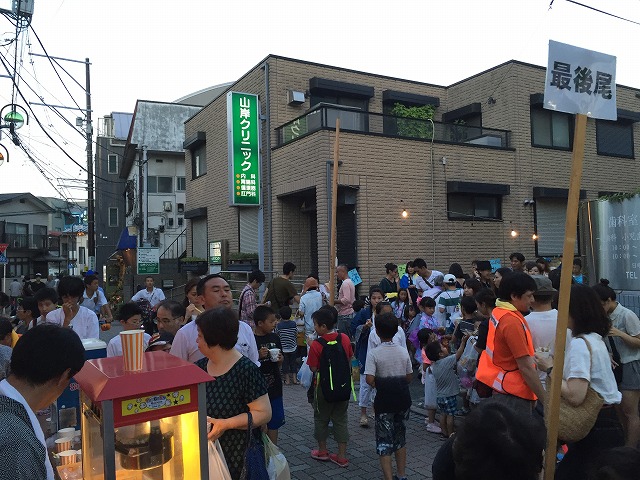 ポップコーンやラムネなどに並ぶ子供たち