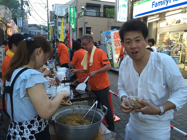 本職の焼きそば屋さんのような新久田権禰宜