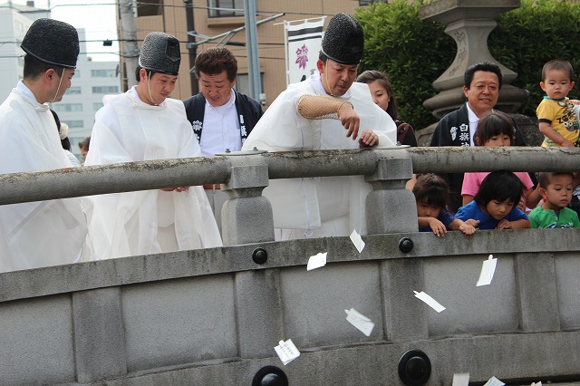 人形を白旗川へ 人形を白旗川へ
