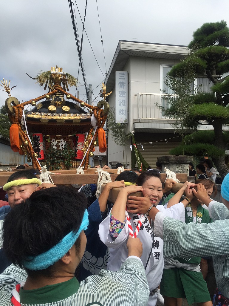 威勢よくお神輿が出発