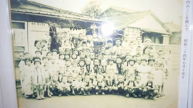 前列　座っている子の左から4番目が東福寺会長