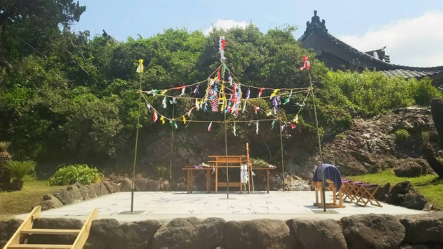 新設された石舞台に設けた神楽場