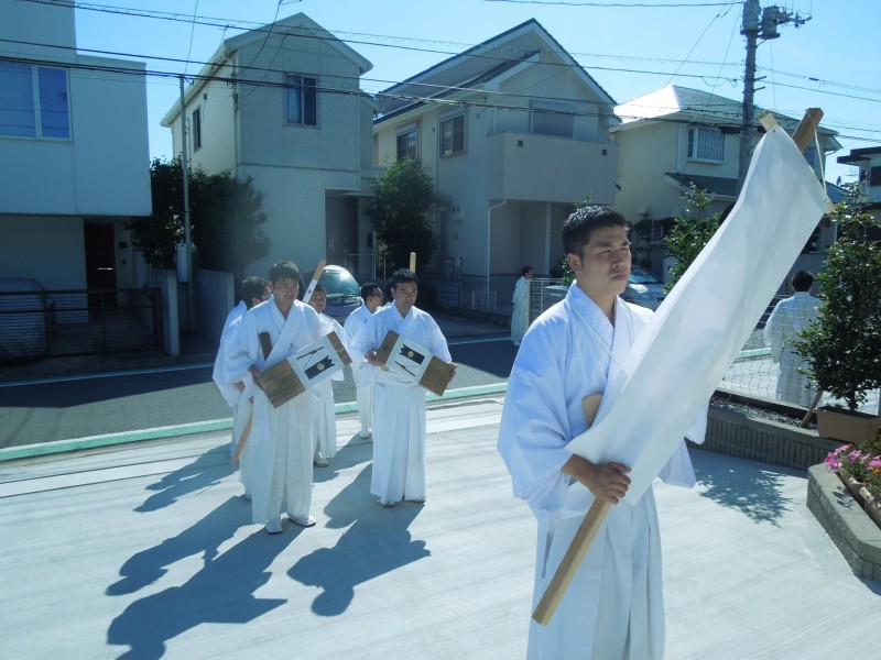 仮殿から威儀物（いぎのもの）が行列をつくって遷御（せんぎょ）します