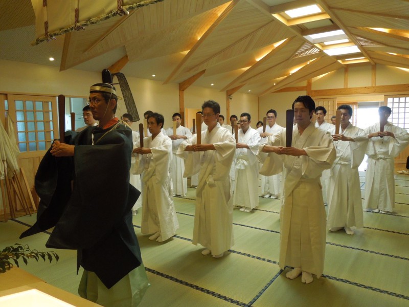 遷座した本殿でも祭典を行います。写真は玉串拝礼、斎主の後ろでは祭員が列拝します