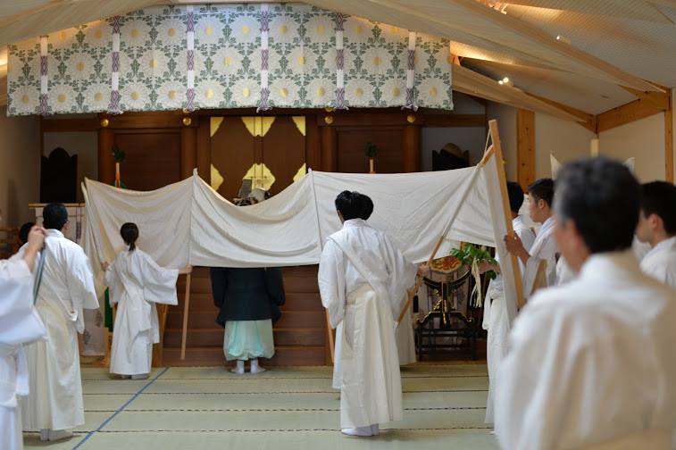 遷御が無事終わったところ。遷御の間は絹垣（きぬがき）とよばれる幕で目隠しをします