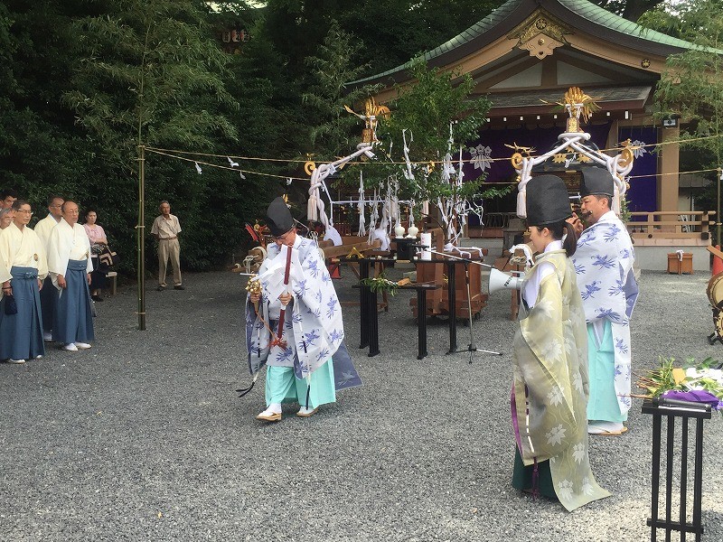 発輿祭　御幣招き