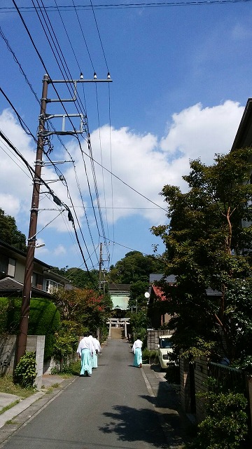 町内会館から歩いて神社に向かう