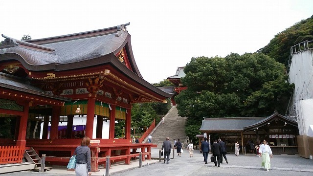 鎌倉市　鶴岡八幡宮（舞殿から本殿を望む）