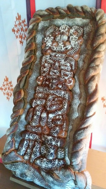 氏子のパン屋さんから奉納されたパンの社号標。御霊神社と書いてある