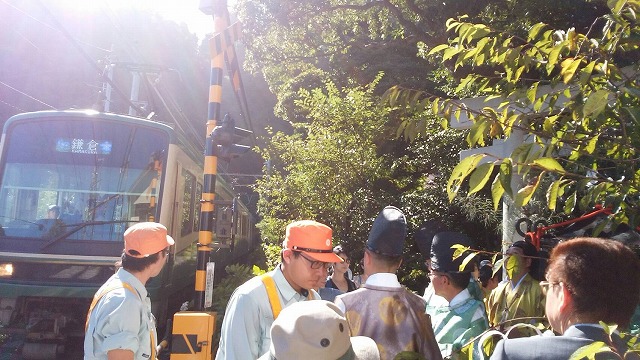 お神輿の前を、丁度江ノ電が通過