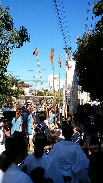 執り物は地元の小学生が奉仕