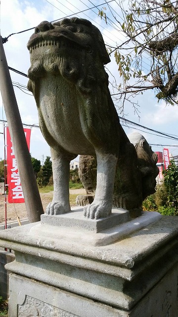 足だけ補修されて神社を守る狛犬