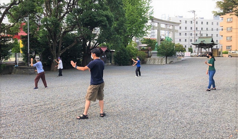 神社で太極拳