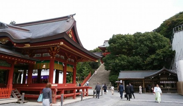 鎌倉市　鶴岡八幡宮（舞殿から本殿を望む）